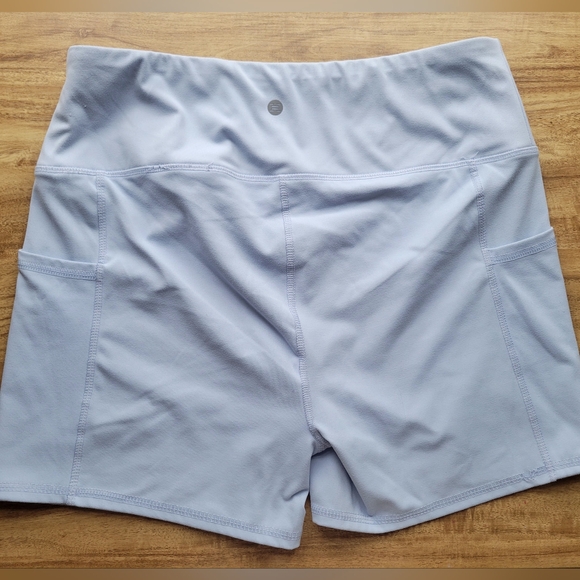 Size large, light blue RBX gym shorts with two side pockets - Picture 2 of 3